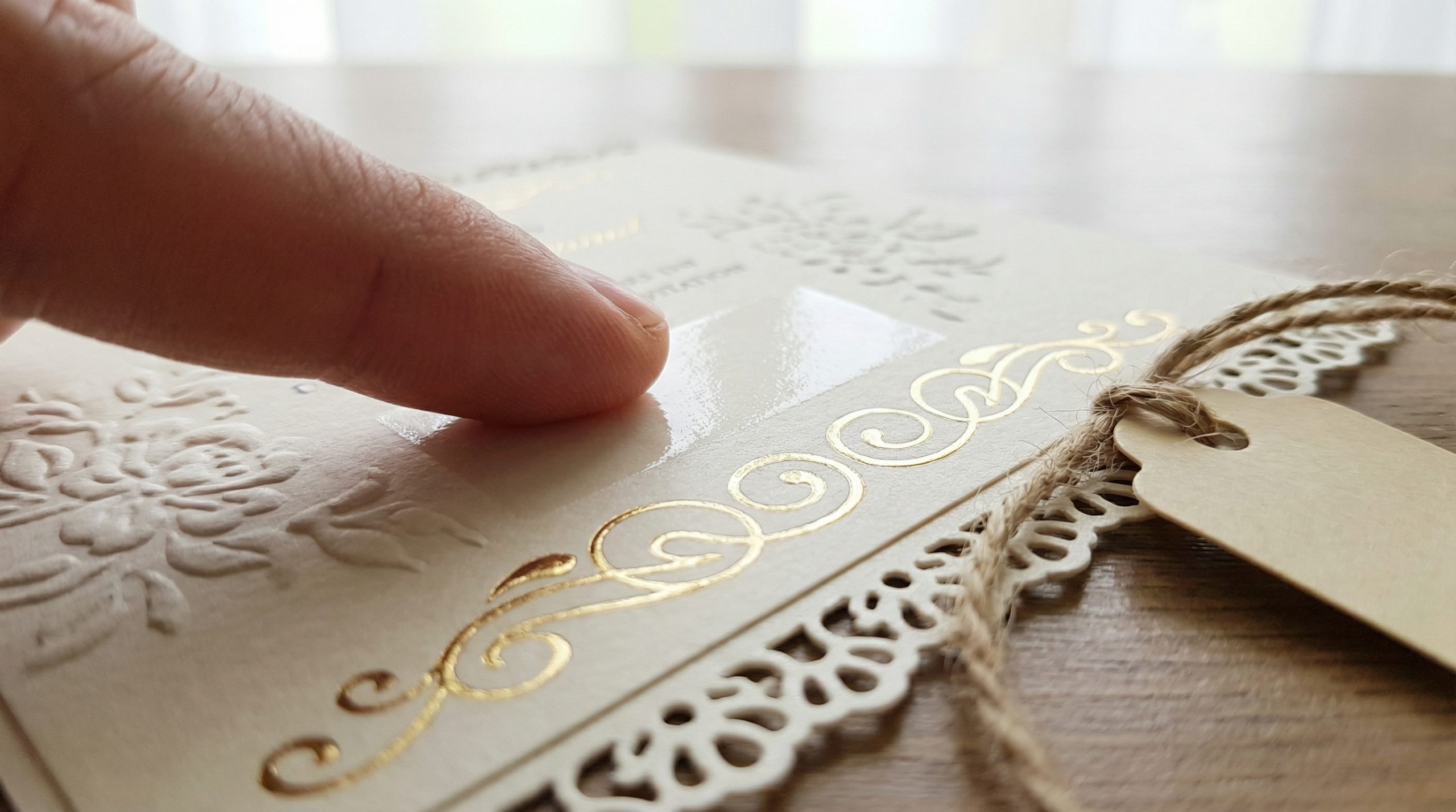 Verniz localizado — elegância tátil para Convites e Tags - 2